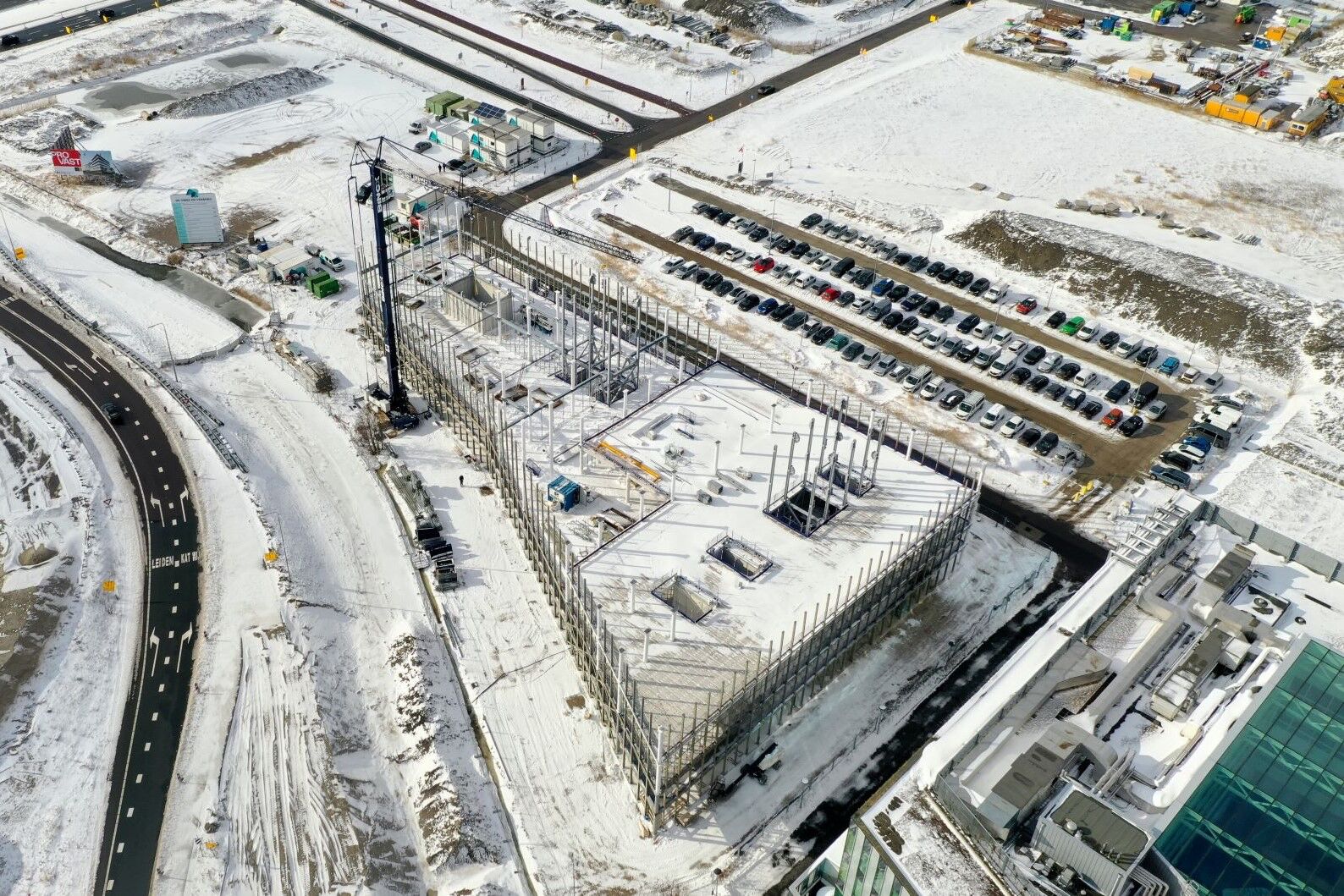 Luchtfoto van de bouwplaats in de sneeuw