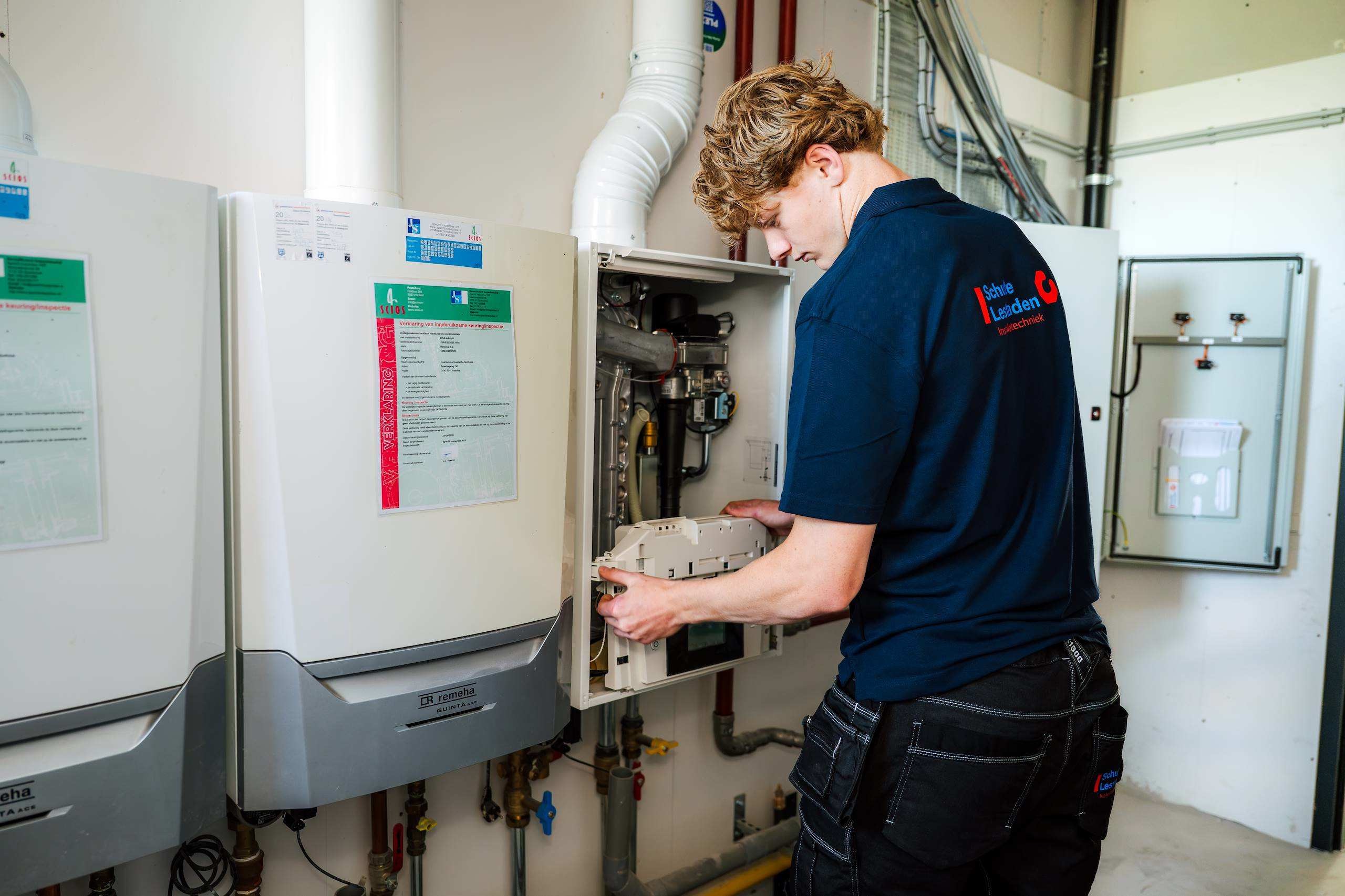 Monteur werkt aan een installatie in een technische ruimte