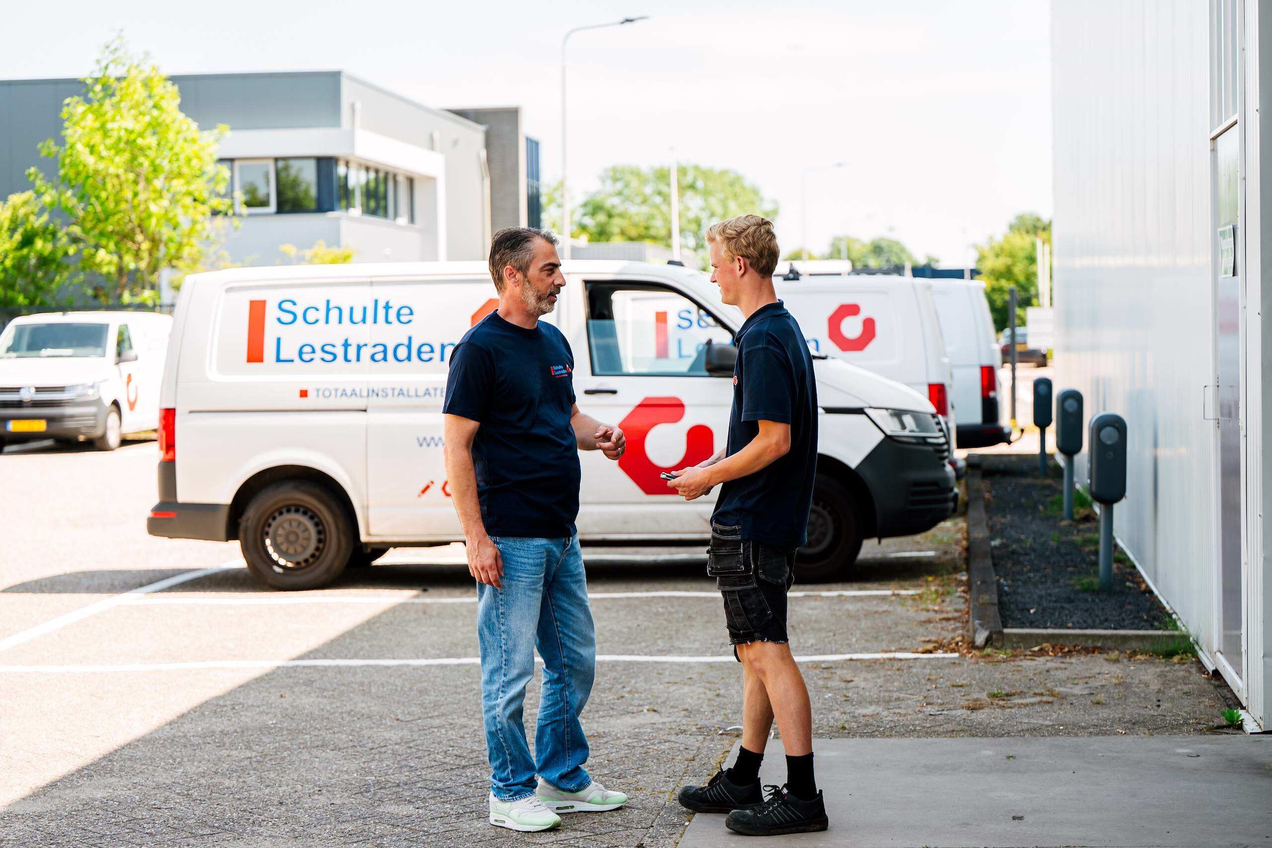 Twee collega's bij een servicebus van Schulte & Lestraden