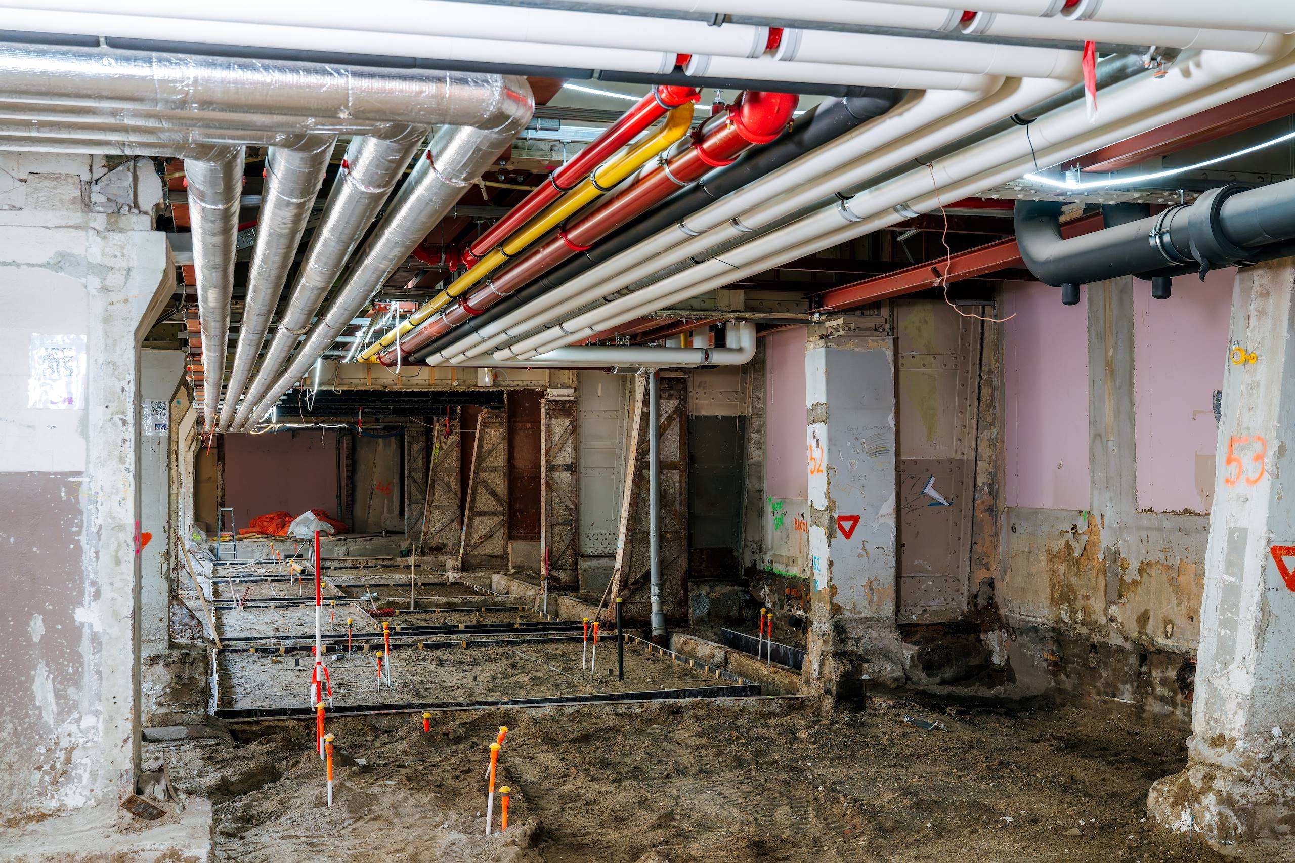 Leidingwerk in een kruipruimte tijdens de bouw